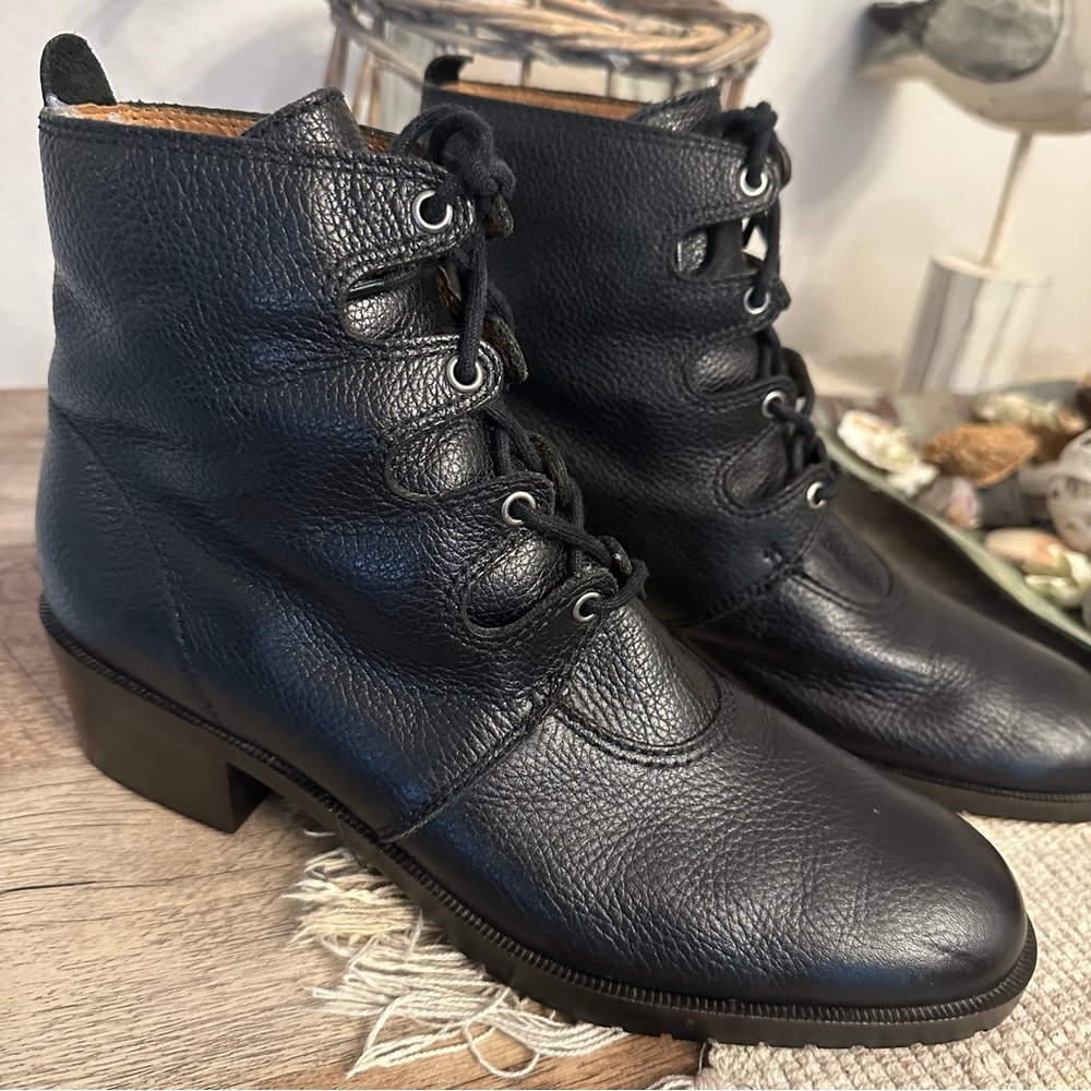 Unisa Black leather women’s lace up ankle boots, size 8 1/2 made in Brazil